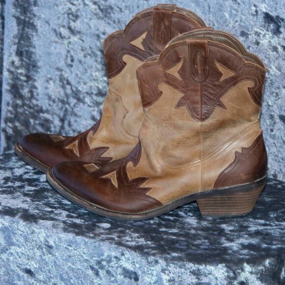 Reba Winged Toe Shorty Boot - Picture 4 of 11